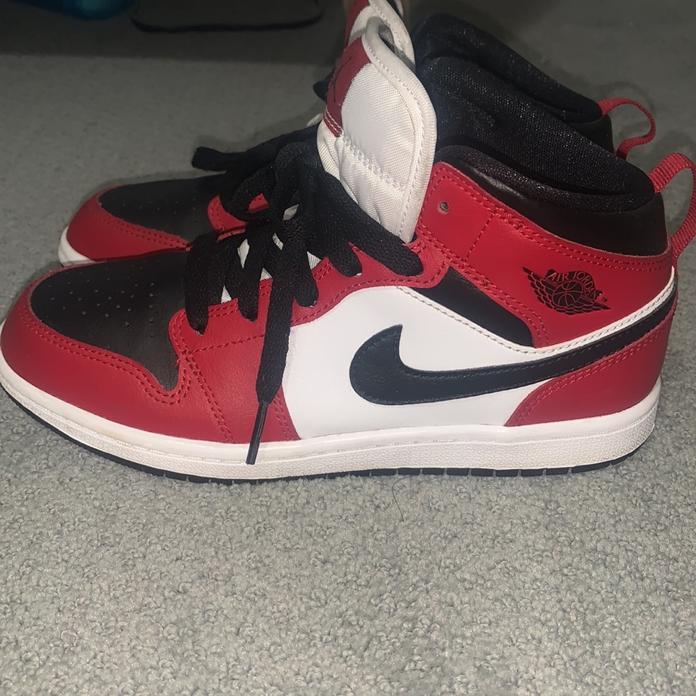 AIR JORDAN 1 MID GS 'CHICAGO BLACK TOE'